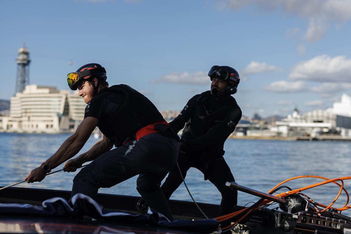 Miembros del equipo de Alinghi Red Bull Racing  después de un entreno en Barcelona, en noviembre de 2022.