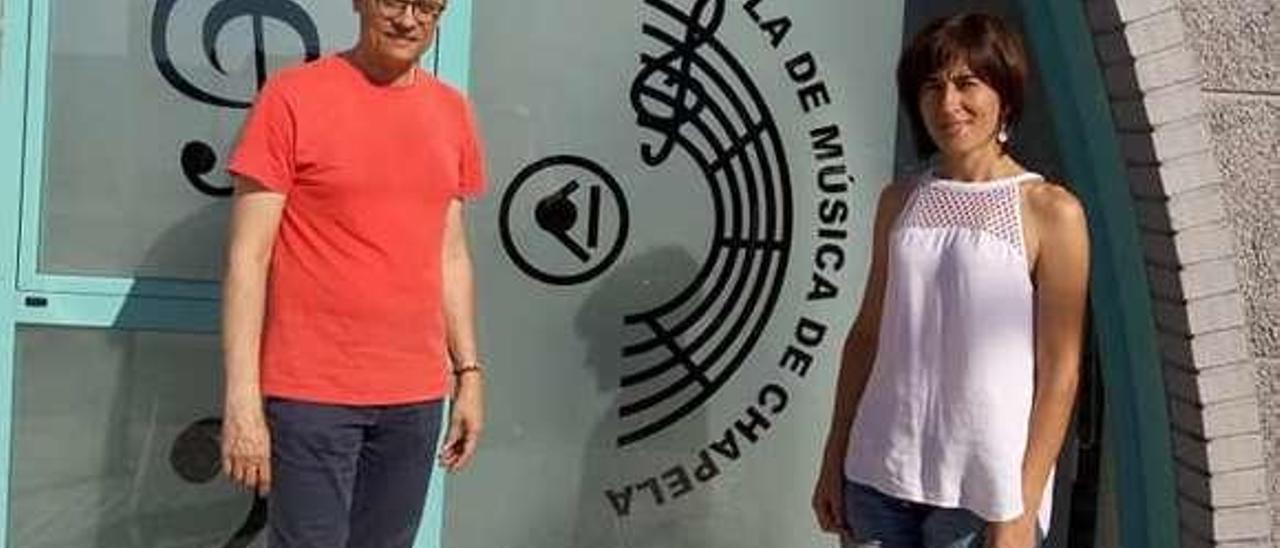 La directora de la Escola de Música, Begoña Rial, con Julio Alonso.