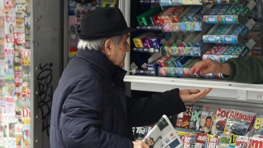 Un home compra un diari durant l&#039;estat d&#039;alarma en un quiosc