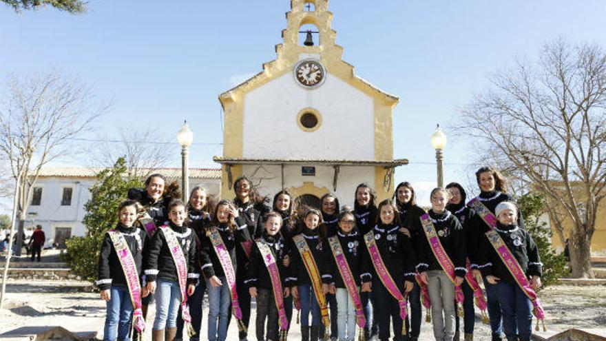 Las damas y reinas de fiestas de Sax cumplen con la tradición