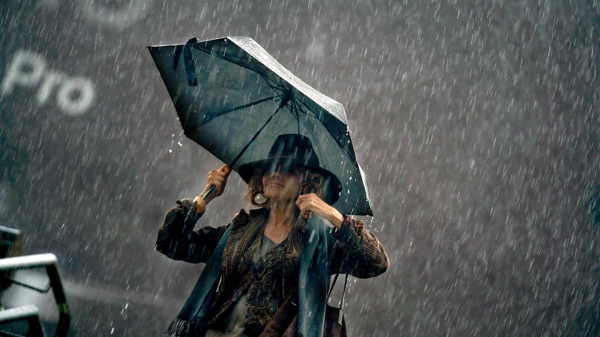 Lluvias torrenciales esta tarde en el centro de Madrid , en la imagen entrada al metro Ópera.