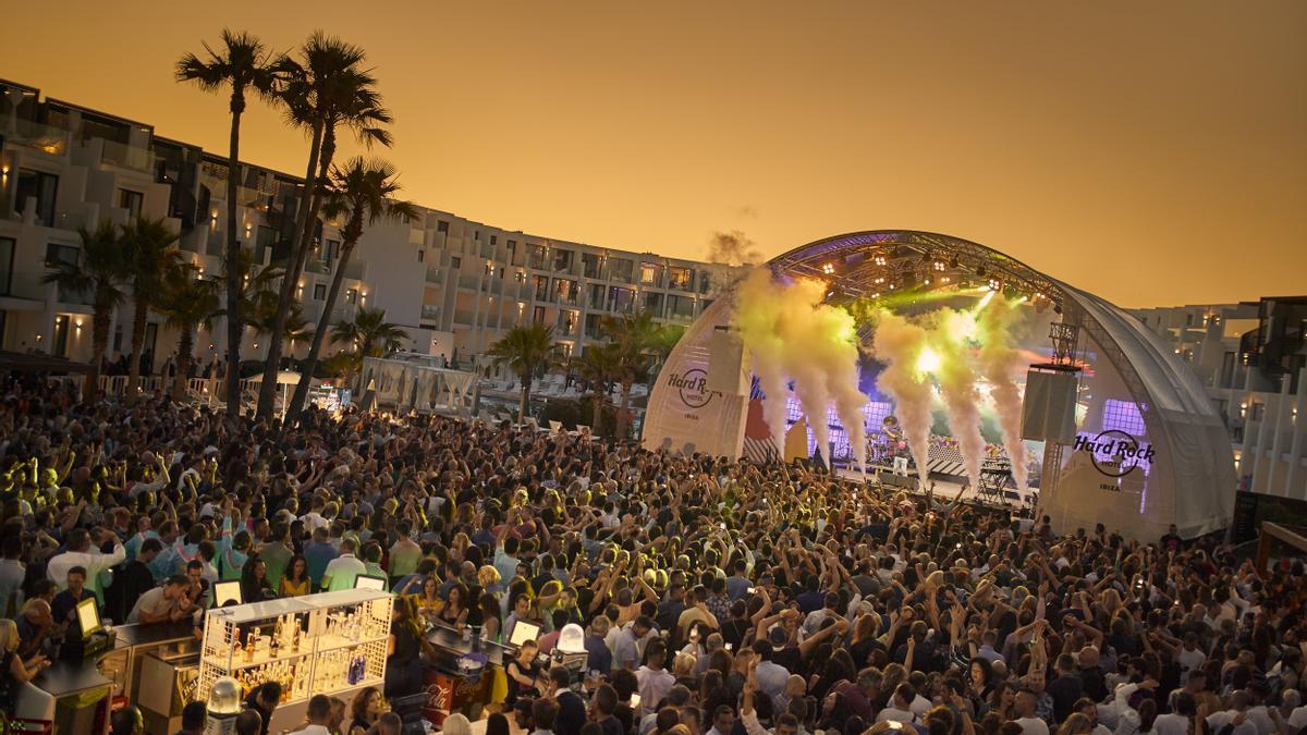 Residentes y turistas se reúnen cada viernes en Children of the 80&#039;s