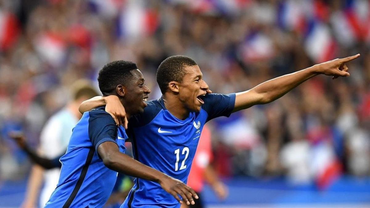 Dembélé (izquierda) y Mbappé celebran un gol con la selección de Francia, el pasado día 13 contra Inglaterra.