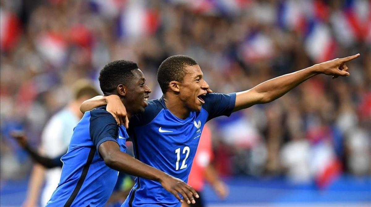 ecarrasco38877796 france s forward ousmane dembele  l  is congratulated by fra170621204238