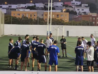 Helguera agasaja al plantel del Atlético de Gran Canaria del exejecutivo de la UD Las Palmas Deivid