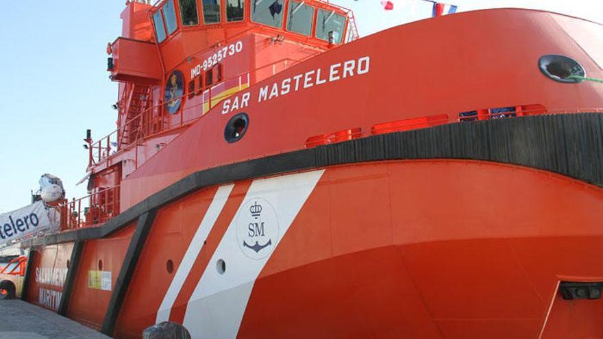 El buque de salvamento SAR Mastelero ha rescatado a una de las pateras.