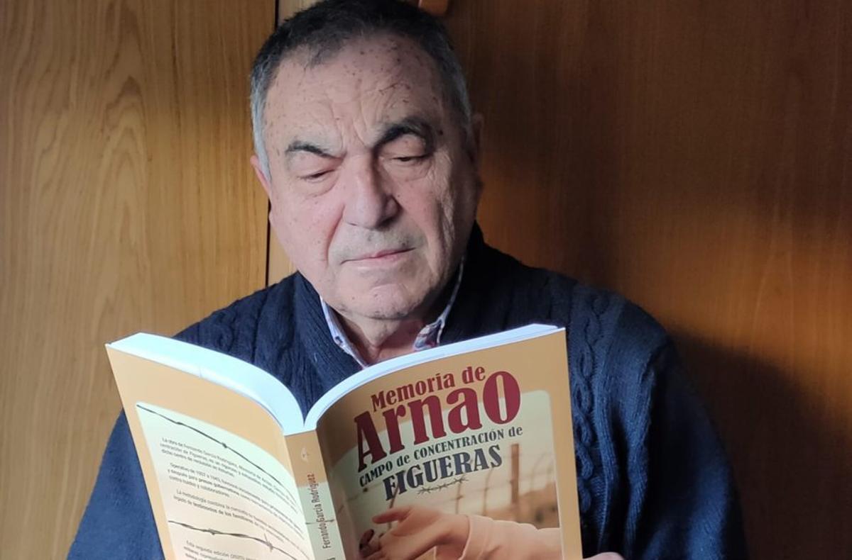 Fernando García Rodríguez, con su libro. |