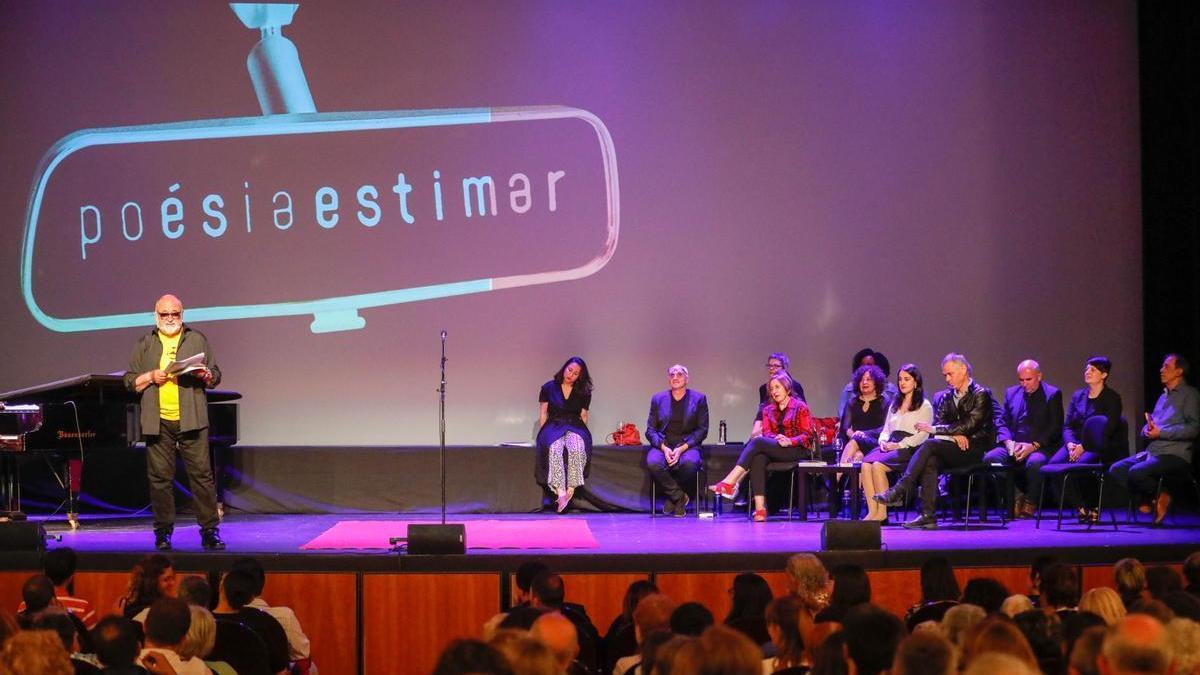 Biel Mesquida, en una edición del Festival de Poesia de la Mediterrània, en el Teatre Principal de Palma