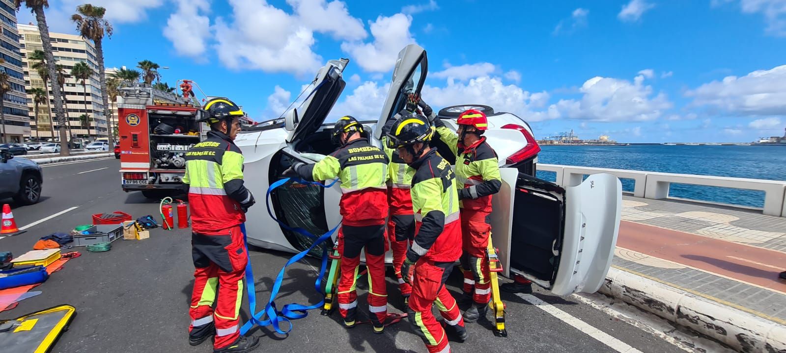 Vuelco de un coche en la Avenida Marítima (20/09/23)