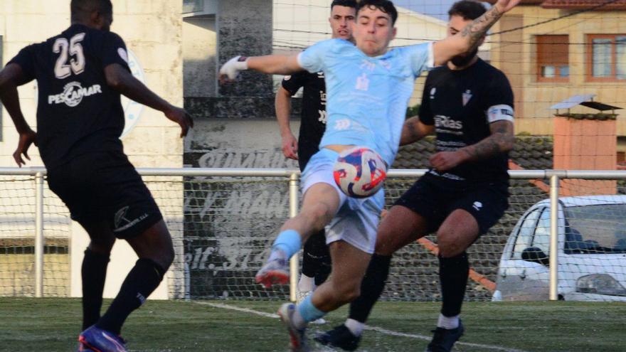 Una disputa por el esférico, ayer, en el campo de As Laxes. | Gonzalo Núñez