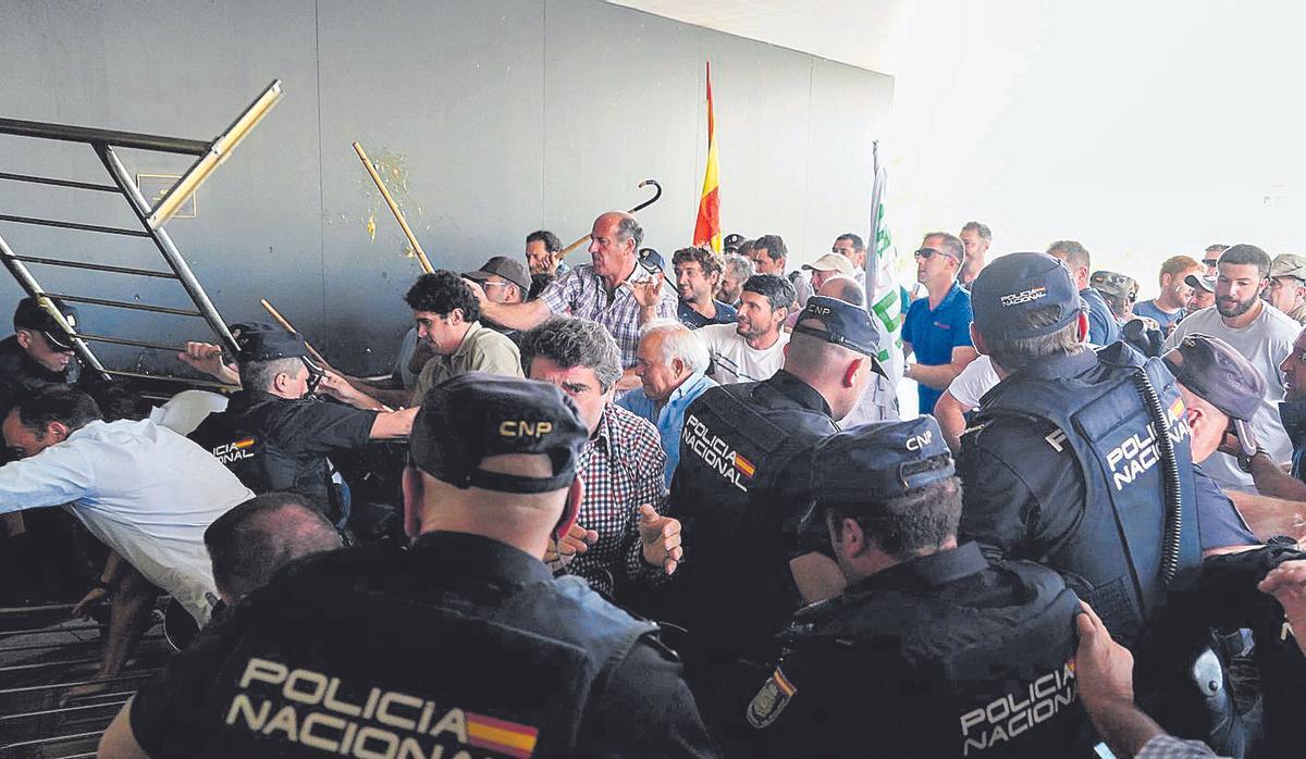 Asalto de Ganaderos a la Delegación de la Junta de Castilla y León en Salamanca, el 5 de junio.