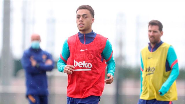 Sergiño Dest entrenando