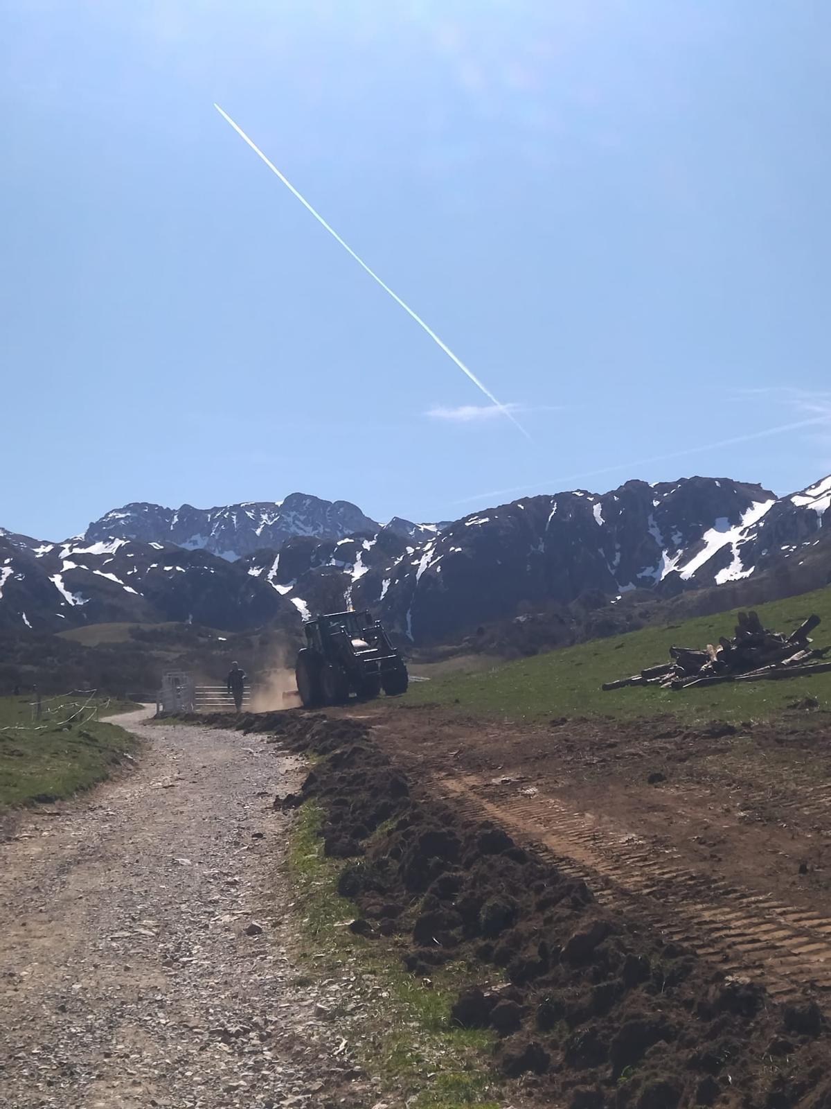 En imágenes: Reposición de cierres en Valle de Lago (Somiedo) tras el rodaje de Los juegos del hambre