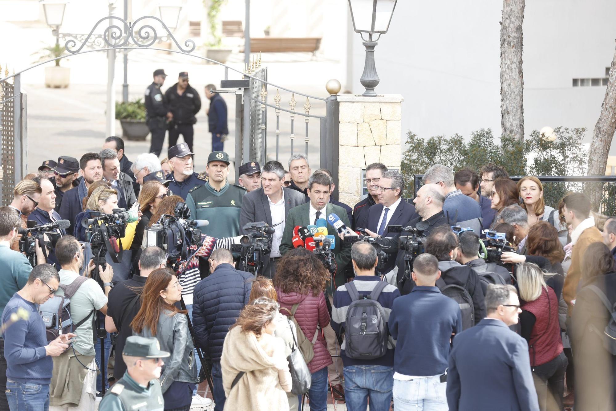 Las autoridades visitan el lugar del incendio.