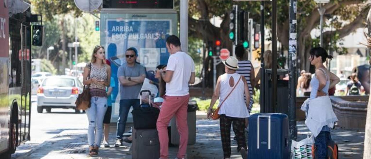 Sin autobús al aeropuerto durante cinco horas en plena temporada alta