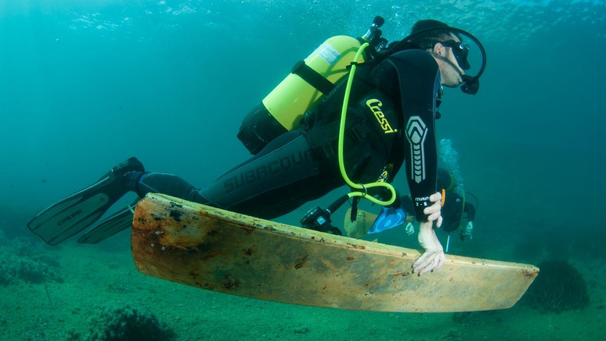 Retirada de basura marina por un buzo de la Asociación Hippocampus.