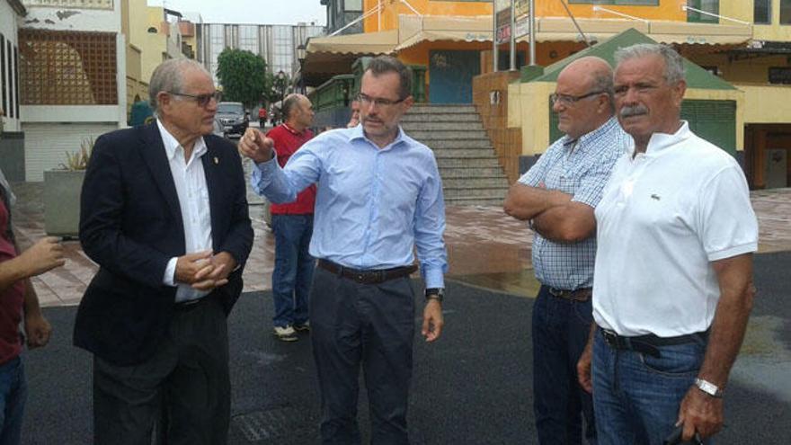 La visita de Arroyo, Morales y Rodríguez Marichal a las obras de Corralejo.