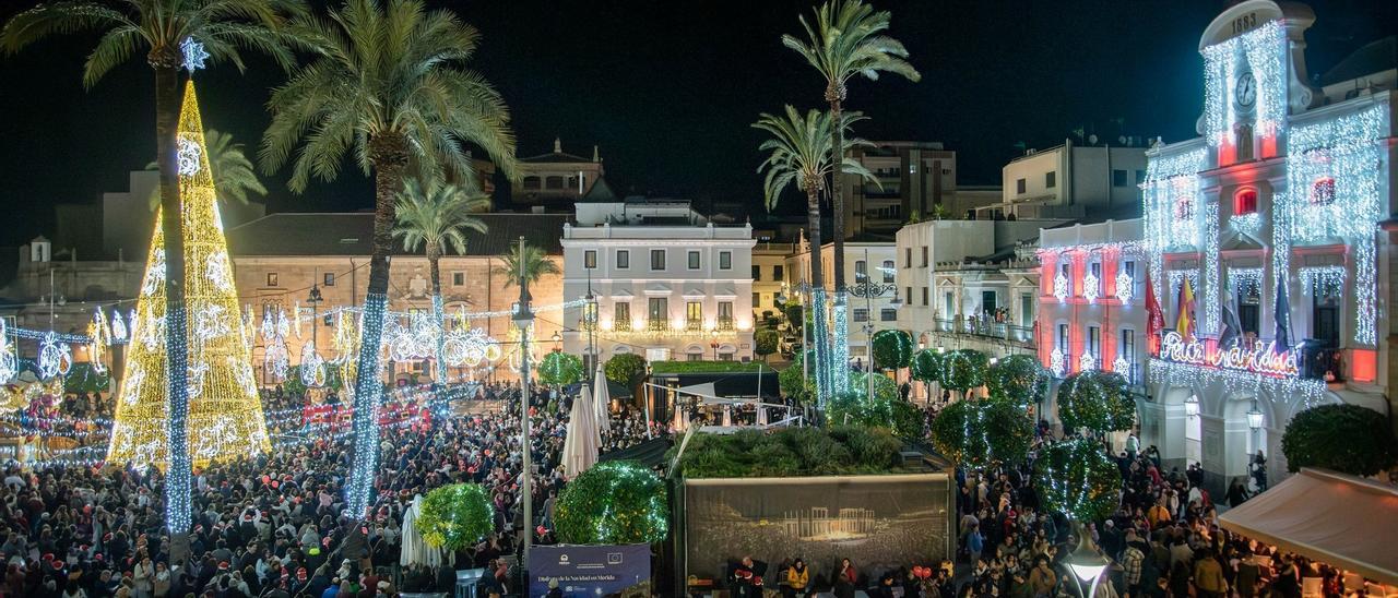 Todo el centro de la capital extremeña se ha engalanado por Navidad.