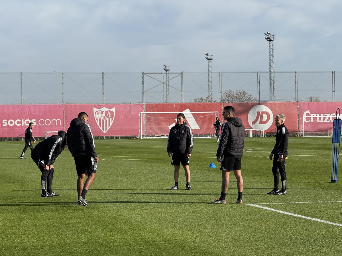 Matías Almeyda y su cuerpo técnico, durante un entrenamiento del Sevilla FC