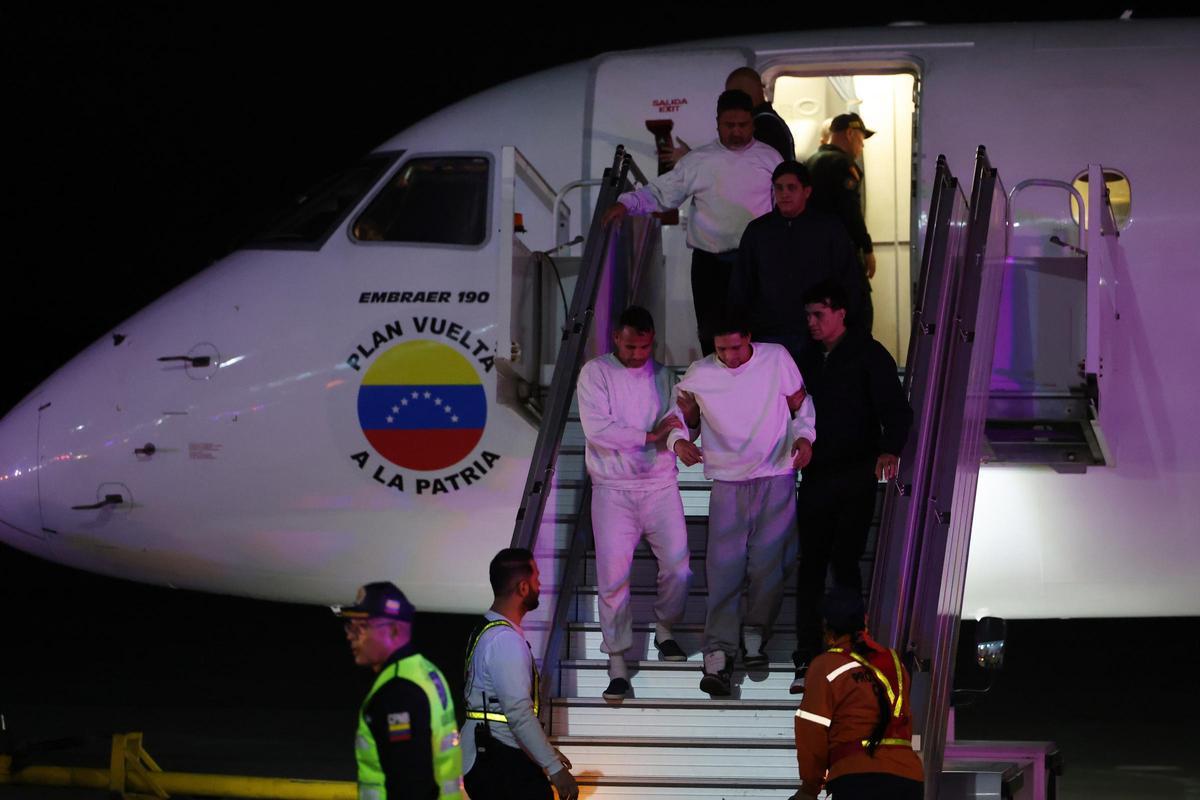 Venezolanos deportados por EEUU bajan del avión en el Aeropuerto Simón Bolívar de Caracas, este lunes.