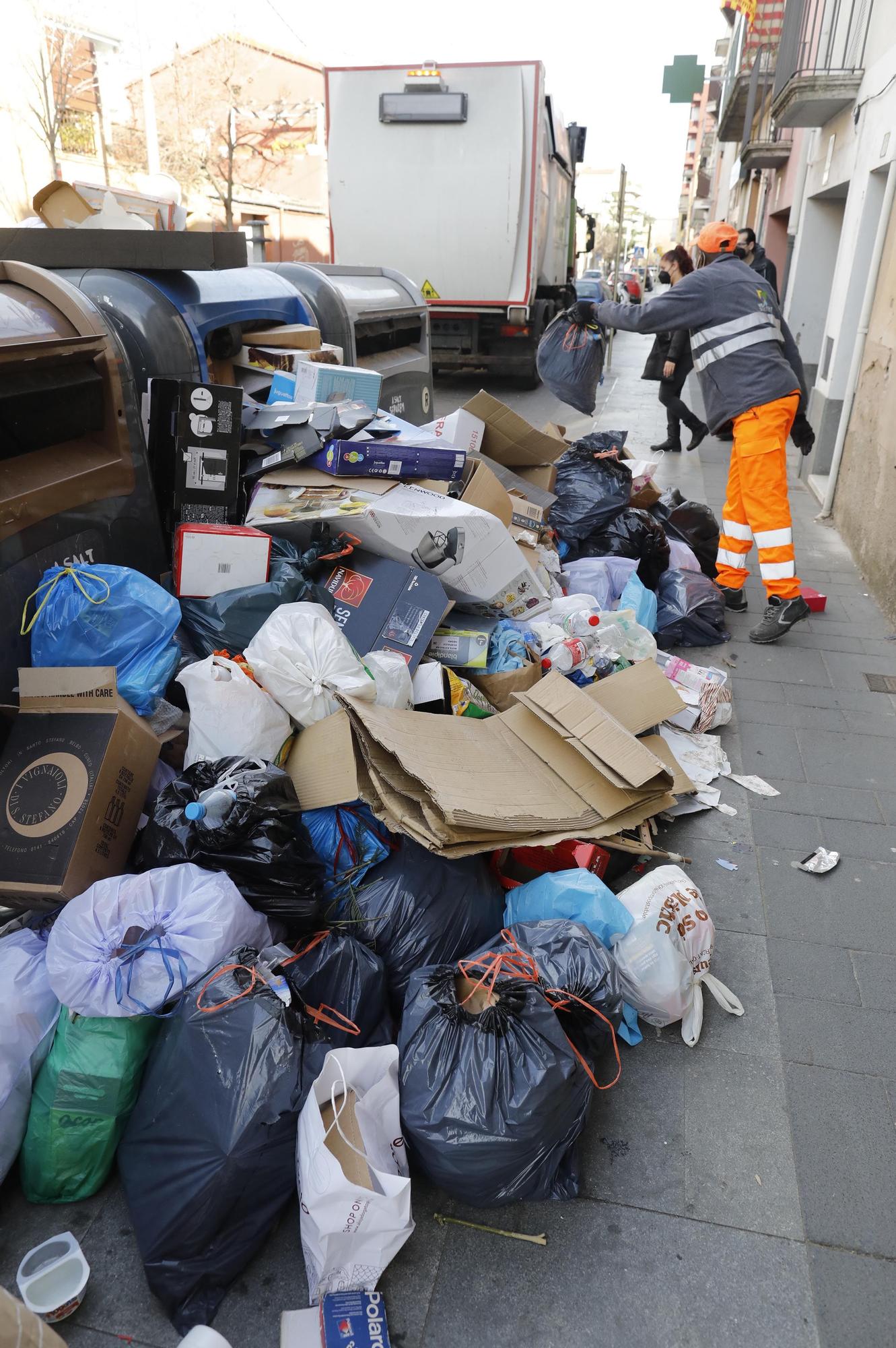 Salt exigeix retirar la brossa acumulada a les illes de contenidors que causen problemes de mobilitat i salubritat