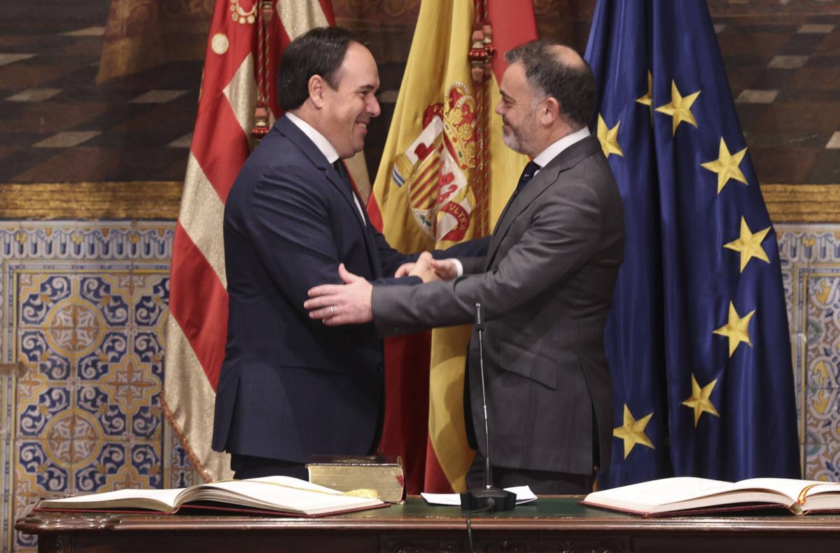 Juanfran Pérez Llorca saluda a José Luis Díez tras tomar posesión del cargo, en el Palau.