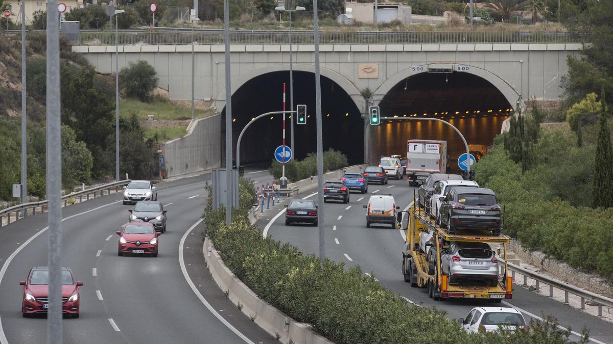 Vehículos circulando por la autovía A-70, a su paso por el túnel de Sant Joan.