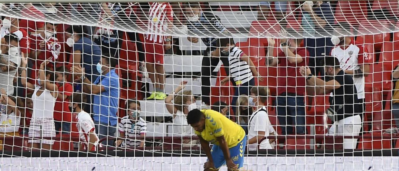 Erick Ferigra, central de la UD Las Palmas, cabizbajo tras el gol del Almería el pasado 9 de octubre en tierras andaluzas. | | LOF