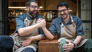 Jordi Fenoll y Stefanos Balis, sentados delante de Margarit.