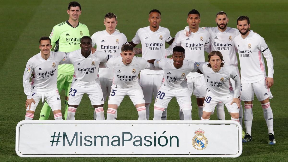 El Real Madrid posa con el cartel de la campaña #MismaPasión