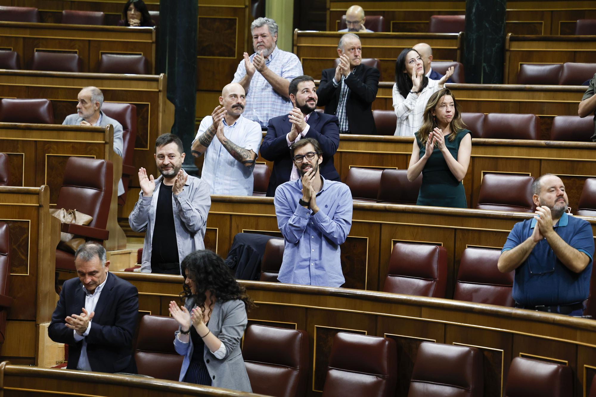 Diputados de Unidas Podemos aplauden tras la intervención de la ministra de Igualdad, Irene Montero, en el pleno del Congreso el pasado jueves.