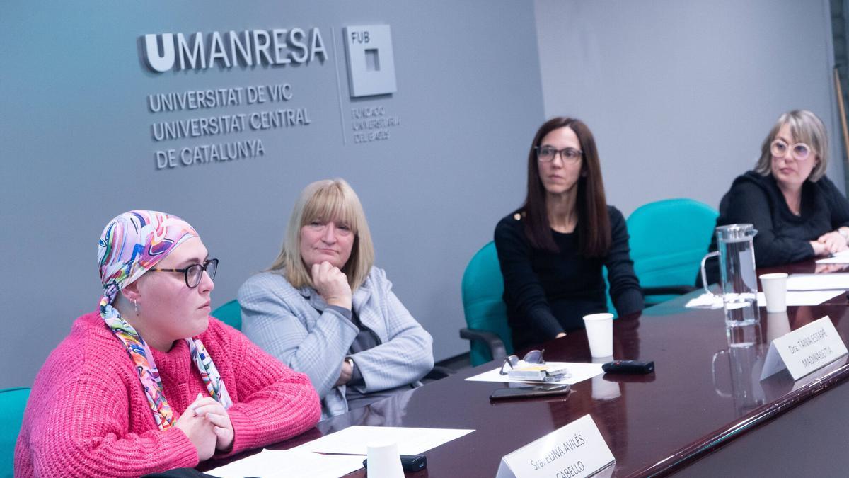 Edna Avilés, estudiant d'UManresa, durant la xerrada 'Conviure amb el càncer'