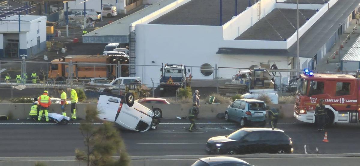 Efectivos de emergencia en el lugar del accidente.