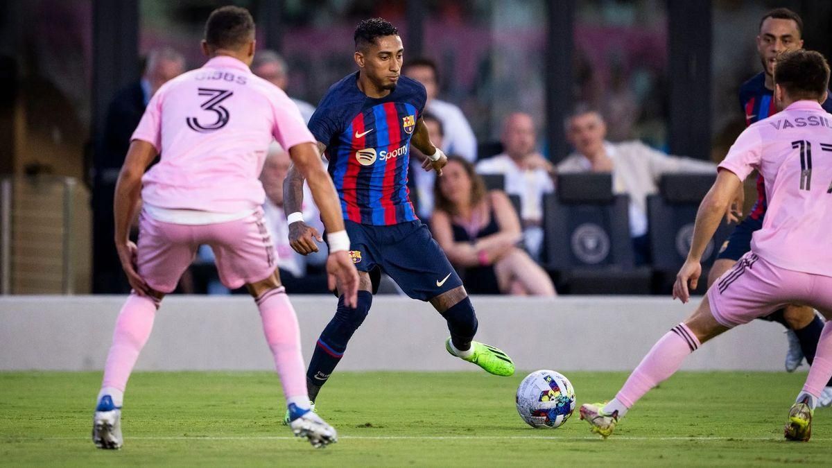 Raphinha encara a dos jugadores del Inter de Miami.