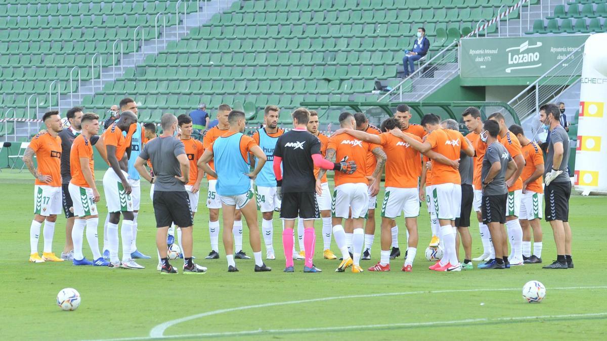 Los componentes de la plantilla del Elche, en el final de un calentamiento previo a un partido.