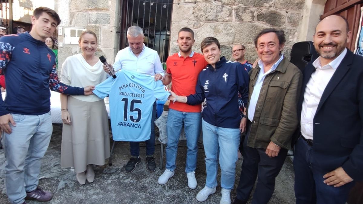 La presidenta del Celta, Marián Mouriño, junto a representantes y futbolistas del club entregan al presidente de la Peña Bueu Celeste, Gustavo Campos, una camiseta con el dorsal 15.