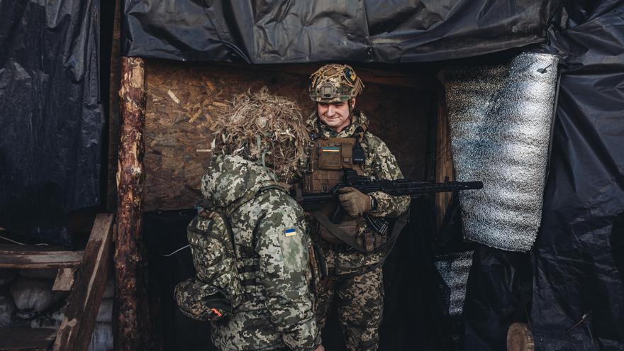 Dos soldats de l&#039;exèrcit ucraïnès a Avdiivka, Donetsk