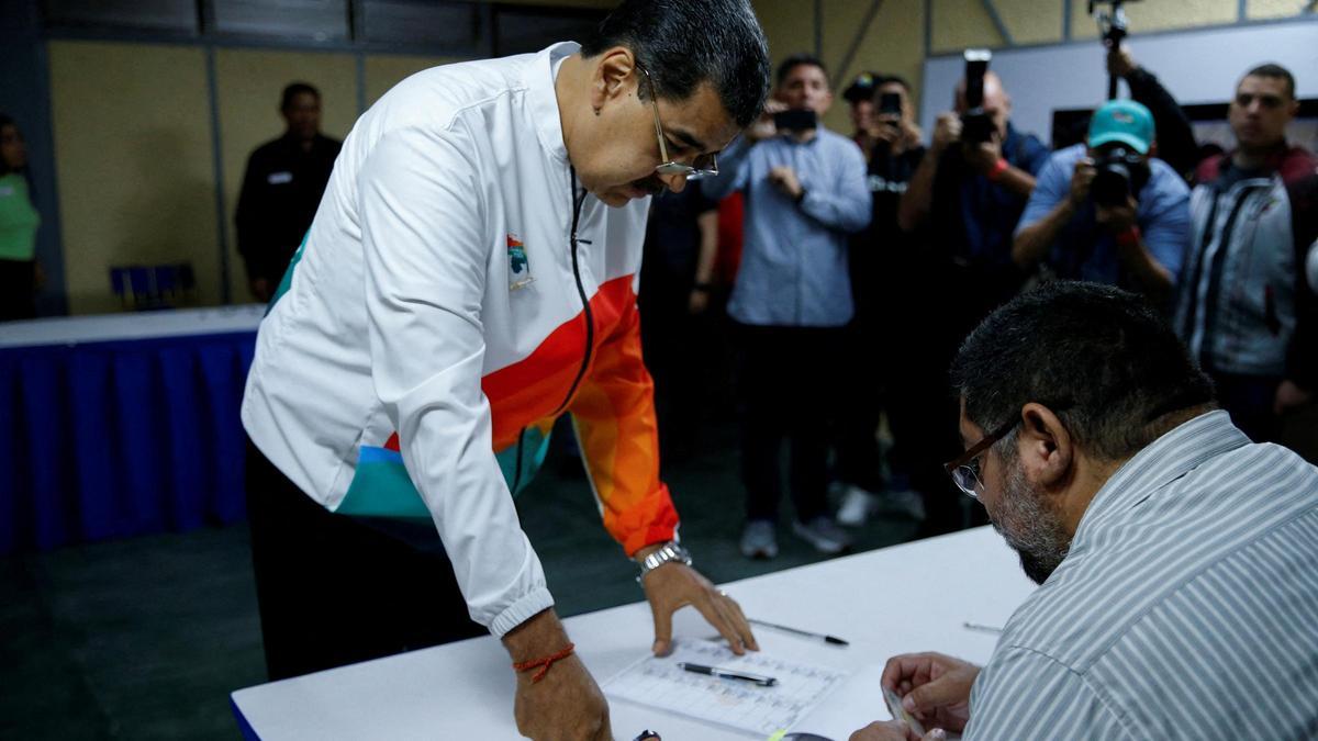 El presidente de Venezuela, Nicolás Maduro, vota en el referéndum.