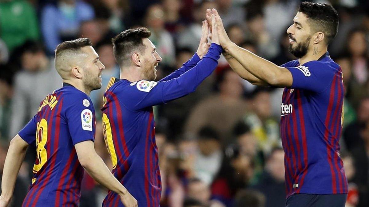 Luis Suárez se abraza a Messi y Alba en el Benito Villamarín