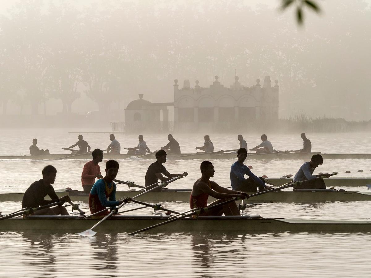 Competición de remo en el lago que fue sede olímpica de esta disciplina durante los Juegos de Barcelona de 1992.