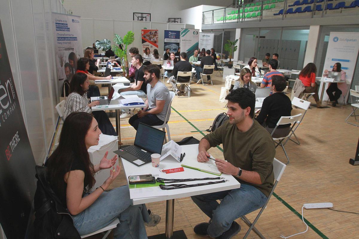 Al margen de los stands, el alumnado de la Escola Superior de Enxeñaría Informática pudo realizar entrevistas personales con 25 empresas