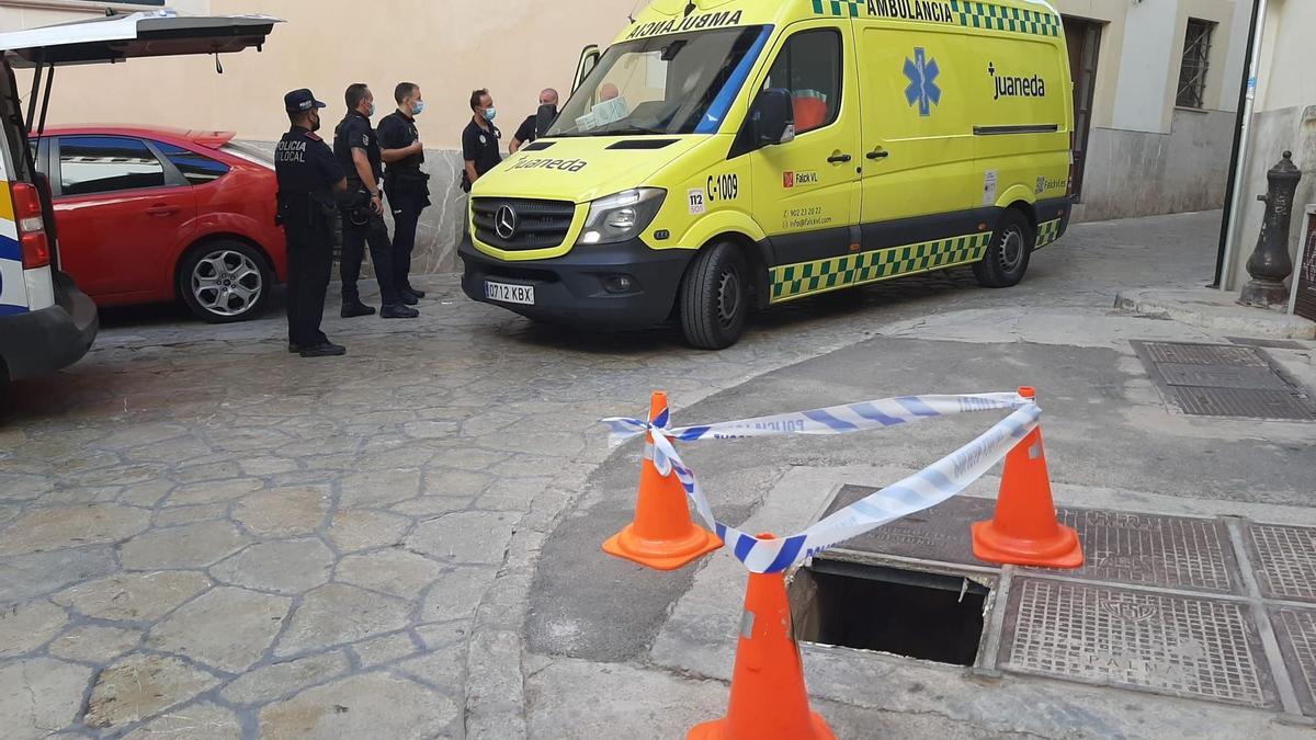 Una niña de tres años cae por una arqueta de tres metros en Palma