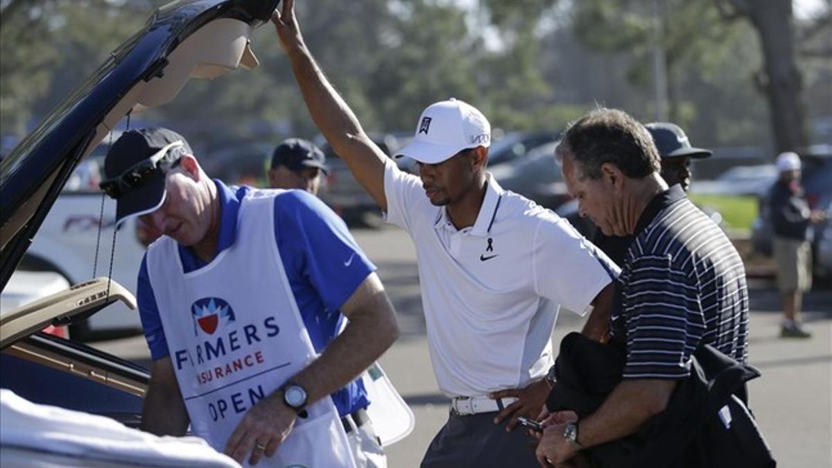 Tiger Woods carga el coche el pasado de febrero tras abandonar el torneo de Torrey Pines (San Diego), el último que ha disputado.