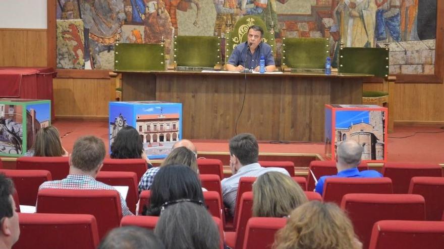 Un momento de la reunión del Consejo Escolar Municipal presidido por el concejal Antonio Vega.