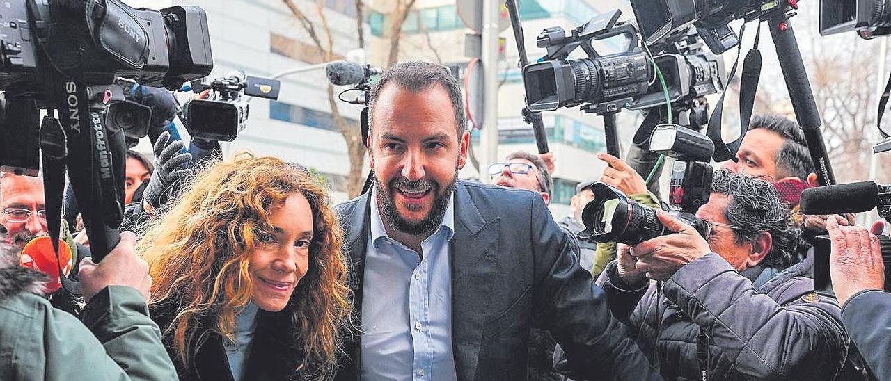 Borja Thyssen y su mujer, Blanca Cuesta, llegando al juzgado en Madrid, el pasado febrero.