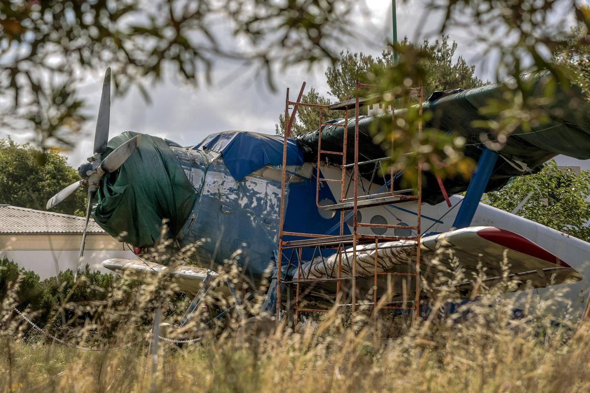Vista del Antonov abandonado en el aeropuerto de Son Bonet, que será próximamente restaurado por la asociación.
