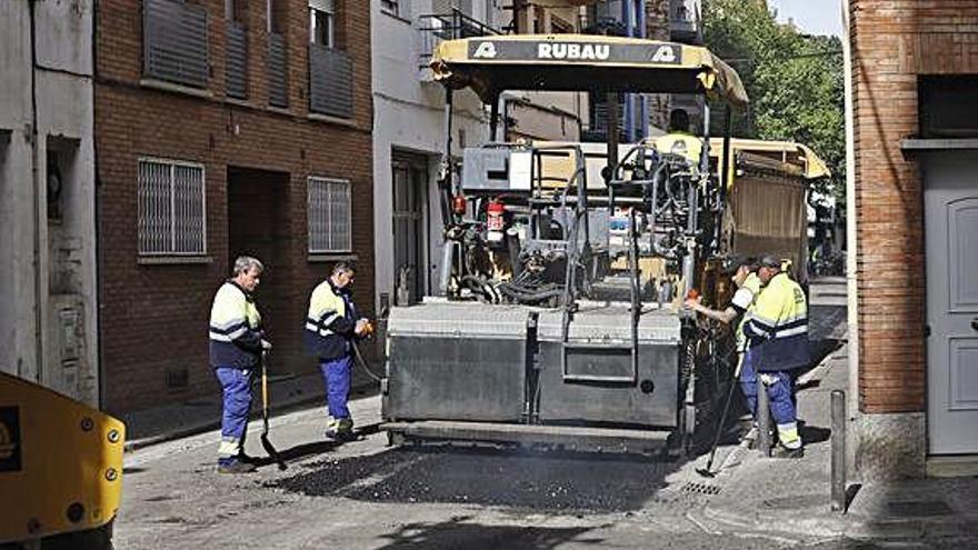 Màquines treballant al carrer Santiago Rusiñol.