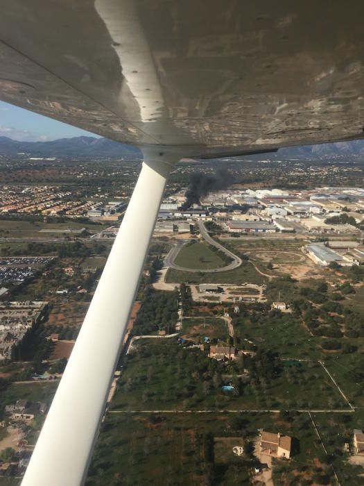 El incendio del polígono de Marratxí, visto desde el aire