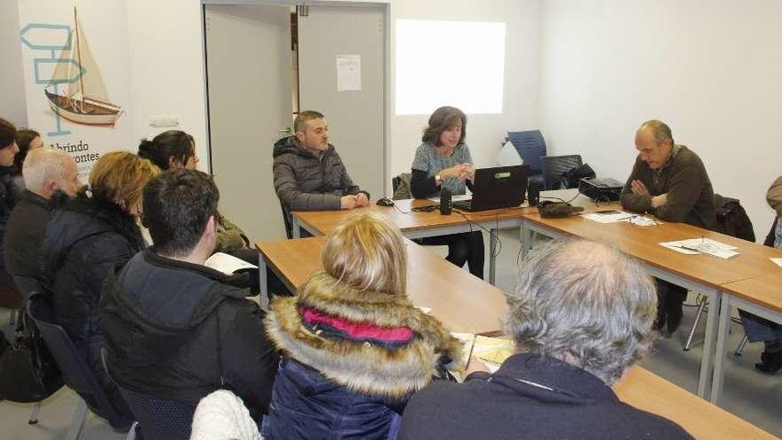 Una reunión anterior convocada por el GALP Ría de Pontevedra en Bueu. // Santos Álvarez