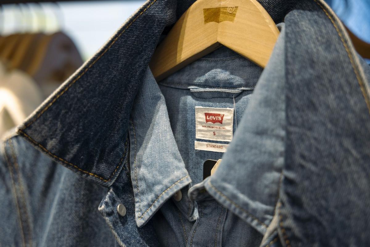 Una cazadora de la marca estadounidense Levi's en un establecimiento.